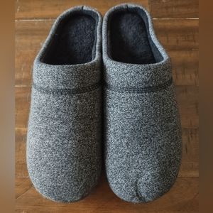 isotoner US 9.5-10.5 Slippers